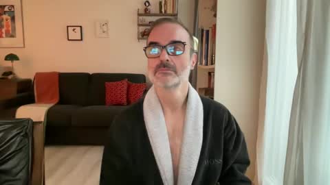 Snapshot of maxbow chatting on January 18, 2025, 3:27 pm Max Mikado online show from January 18, 2025, 3:27 pm