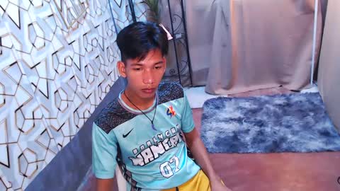 Snapshot of maxiebunny99 chatting on February 8, 2025, 3:41 am Reyn online show from February 8, 2025, 3:41 am