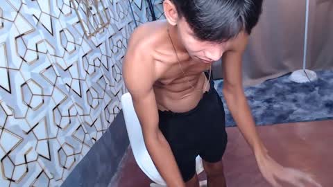 Snapshot of maxiebunny99 chatting on February 12, 2025, 10:14 am Reyn online show from February 12, 2025, 10:14 am