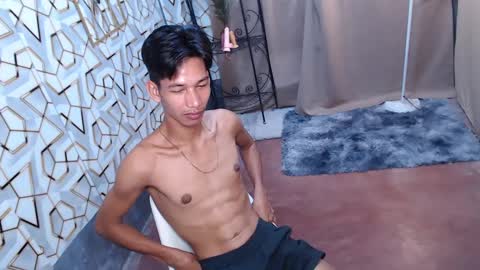 Snapshot of maxiebunny99 chatting on February 16, 2025, 11:05 pm Reyn online show from February 16, 2025, 11:05 pm