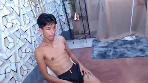 Snapshot of maxiebunny99 chatting on February 20, 2025, 6:02 pm Reyn online show from February 20, 2025, 6:02 pm