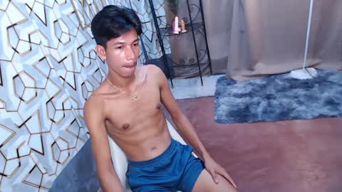 Snapshot of maxiebunny99 chatting on February 21, 2025, 2:27 pm Reyn online show from February 21, 2025, 2:27 pm