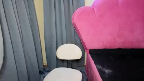 Snapshot of maxiebunny99 chatting on November 7, 2025, 12:21 am Reyn online show from November 7, 2025, 12:21 am