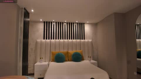 Snapshot of mayahoffman_ chatting on November 20, 2025, 11:10 am M A Y A H O F F M A N online show from November 20, 2025, 11:10 am