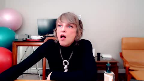 Snapshot of melhoho chatting on November 3, 2025, 10:05 am Snow Hobot online show from November 3, 2025, 10:05 am