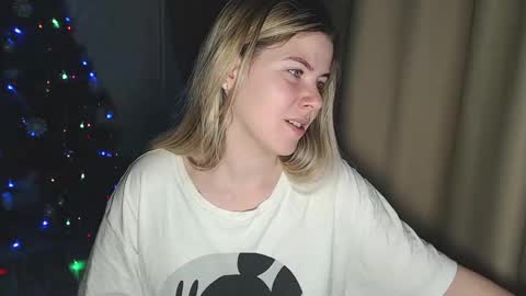 Snapshot of melissa__ray chatting on December 17, 2024, 6:31 pm Melissa Ray online show from December 17, 2024, 6:31 pm