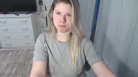 Snapshot of melissa__ray chatting on February 4, 2025, 2:39 am Melissa Ray online show from February 4, 2025, 2:39 am