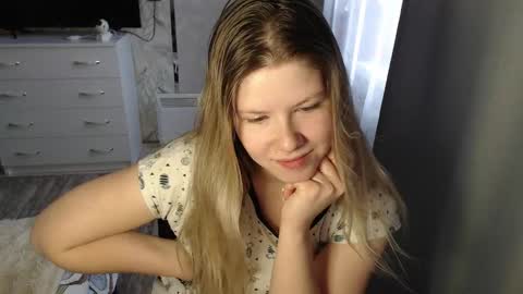 Snapshot of melissa__ray chatting on February 19, 2025, 10:45 am Melissa Ray online show from February 19, 2025, 10:45 am