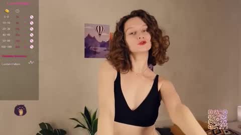 Mia  online show from September 14, 2025, 1:32 pm