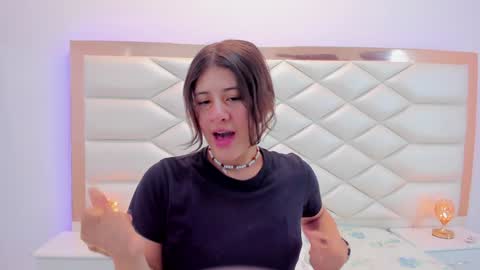 Snapshot of miaqueen021 chatting on January 17, 2025, 12:21 pm Sweetie Mia online show from January 17, 2025, 12:21 pm