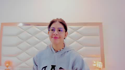 Snapshot of miaqueen021 chatting on January 20, 2025, 12:18 pm Sweetie Mia online show from January 20, 2025, 12:18 pm