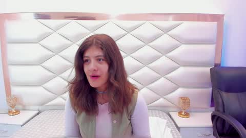 Snapshot of miaqueen021 chatting on February 4, 2025, 12:22 pm Sweetie Mia online show from February 4, 2025, 12:22 pm