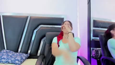 Snapshot of miaqueen021 chatting on February 21, 2025, 9:43 pm Sweetie Mia online show from February 21, 2025, 9:43 pm