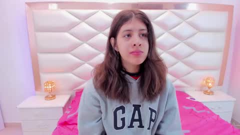 Snapshot of miaqueen021 chatting on March 8, 2025, 12:30 pm Sweetie Mia online show from March 8, 2025, 12:30 pm