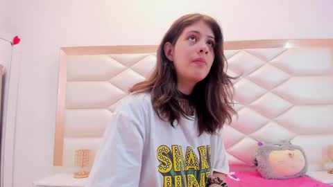 Snapshot of miaqueen021 chatting on March 12, 2025, 6:33 pm Sweetie Mia online show from March 12, 2025, 6:33 pm