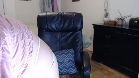 Snapshot of midsummernightsdream chatting on December 3, 2024, 6:17 pm MidsummerNightsDream online show from December 3, 2024, 6:17 pm