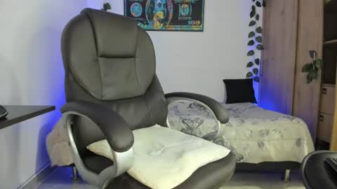 Snapshot of mikee_scooth chatting on February 17, 2025, 8:19 am mikee_scooth online show from February 17, 2025, 8:19 am