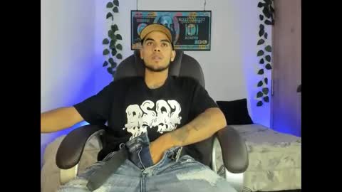 Snapshot of mikee_scooth chatting on February 24, 2025, 2:40 am mikee_scooth online show from February 24, 2025, 2:40 am