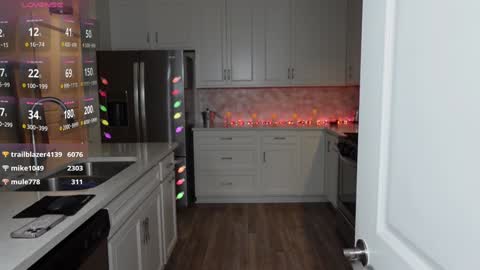 Snapshot of mikmagik chatting on December 15, 2024, 1:57 am Mikaylah online show from December 15, 2024, 1:57 am