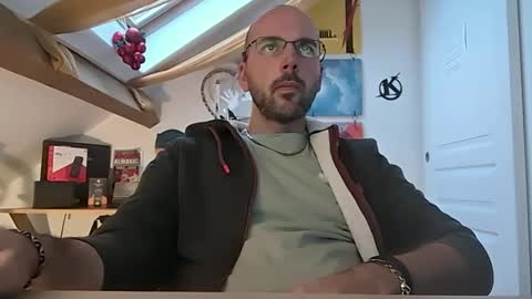 Snapshot of mikmik91 chatting on December 17, 2024, 3:39 pm mikmik91 online show from December 17, 2024, 3:39 pm