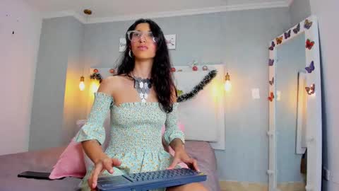 Snapshot of milaa_petite chatting on December 31, 2024, 1:57 am online show from December 31, 2024, 1:57 am