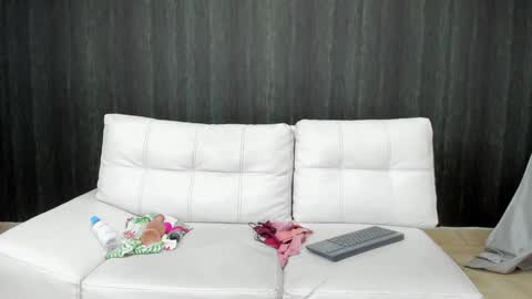 Snapshot of milaa_petite chatting on January 14, 2025, 2:29 am online show from January 14, 2025, 2:29 am
