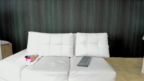 Snapshot of milaa_petite chatting on January 21, 2025, 9:04 pm online show from January 21, 2025, 9:04 pm