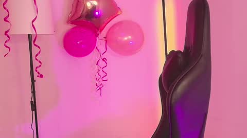 Snapshot of milyrouse___ chatting on February 11, 2025, 3:40 am Milly  online show from February 11, 2025, 3:40 am