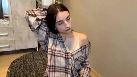 Emilia online show from October 2, 2025, 4:52 am