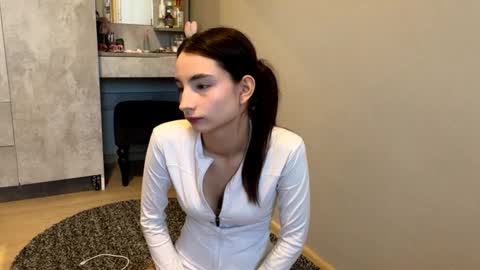 Emilia online show from October 6, 2025, 4:32 am