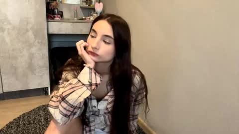 Emilia online show from October 7, 2025, 5:04 am