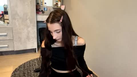 Emilia online show from October 9, 2025, 5:27 am