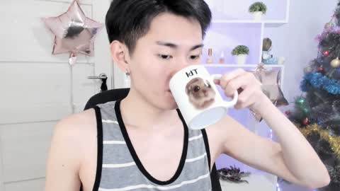 Snapshot of miram_yoo chatting on December 17, 2024, 7:15 pm              online show from December 17, 2024, 7:15 pm