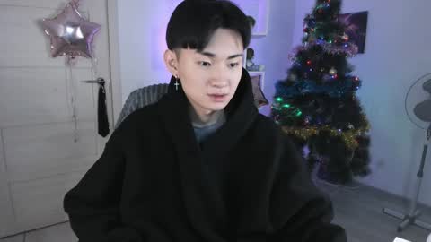 Snapshot of miram_yoo chatting on December 30, 2024, 8:15 pm              online show from December 30, 2024, 8:15 pm