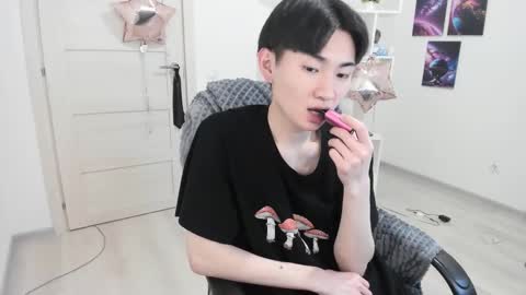 Snapshot of miram_yoo chatting on March 9, 2025, 4:16 am              online show from March 9, 2025, 4:16 am