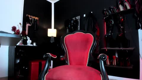 Snapshot of missdarklady chatting on January 31, 2025, 1:43 am Missdarklady online show from January 31, 2025, 1:43 am