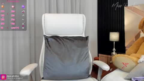 Snapshot of misspaulina__ chatting on February 20, 2025, 2:29 am Pau Giraldo online show from February 20, 2025, 2:29 am