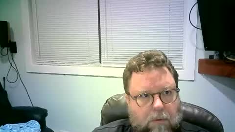 Snapshot of mister_happy567 chatting on February 19, 2025, 2:33 am Mr. Happy online show from February 19, 2025, 2:33 am