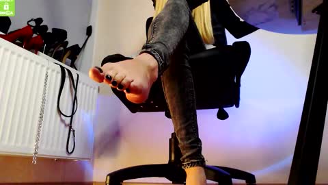 Snapshot of mistress__alice_ chatting on September 14, 2025, 5:12 pm Mistress Alice online show from September 14, 2025, 5:12 pm