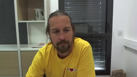 Snapshot of moi9876543210 chatting on September 12, 2025, 12:38 pm Julien online show from September 12, 2025, 12:38 pm