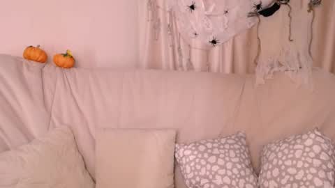 molly_kisss online show from October 18, 2025, 9:21 am