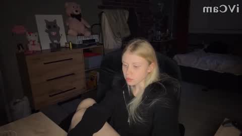 MollyBrith online show from November 11, 2025, 9:04 pm