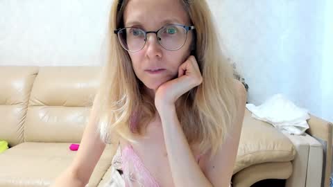 Snapshot of mollystory chatting on February 1, 2025, 9:21 am AngelMomm online show from February 1, 2025, 9:21 am