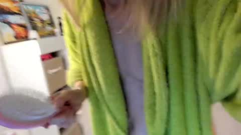 Snapshot of mollystory chatting on February 28, 2025, 4:32 am AngelMomm online show from February 28, 2025, 4:32 am