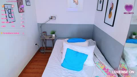 Snapshot of mommyissuess_ chatting on January 23, 2025, 8:13 pm Daphne  online show from January 23, 2025, 8:13 pm