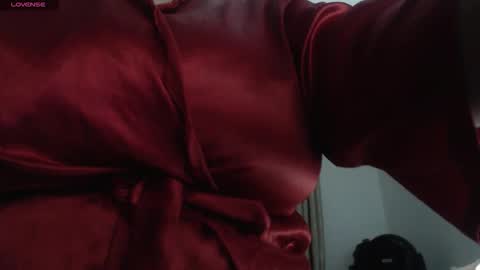 Snapshot of mommyissuess_ chatting on October 29, 2025, 7:32 am Daphne  online show from October 29, 2025, 7:32 am