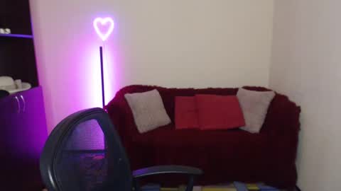 Snapshot of muse_kitty_jenia chatting on February 19, 2025, 5:05 am Jenya online show from February 19, 2025, 5:05 am