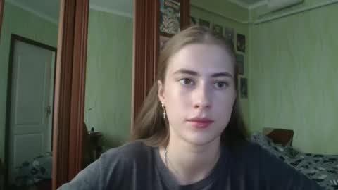 Snapshot of mysticemeli chatting on October 4, 2025, 10:46 am Emelie online show from October 4, 2025, 10:46 am