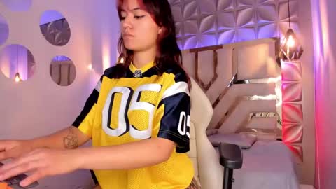 Snapshot of nahia_low chatting on February 17, 2025, 5:14 am Valeria online show from February 17, 2025, 5:14 am