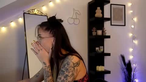 naomii_20 online show from October 24, 2025, 1:18 pm